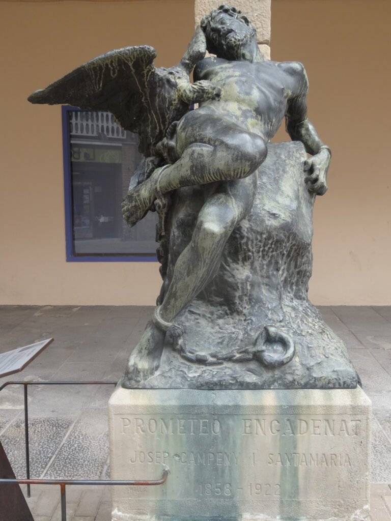 Estátua de bronze de Prometeu acorrentado a uma rocha, com uma águia atacando seu peito, simbolizando o castigo eterno do titã da mitologia Grega por entregar o fogo à humanidade