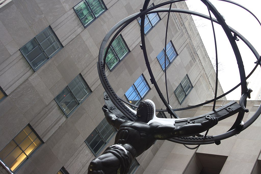 atlas-mitologia Estátua de bronze de Atlas (mitologia) carregando uma esfera armilar sobre os ombros, coberta por uma leve camada de neve, em frente ao Rockefeller Center em Nova York.