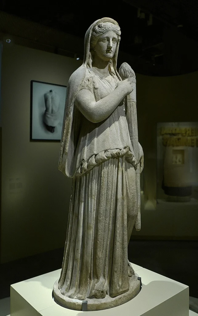 Estatua de Demeter, Deusa do (Chalé 4) Percy Jackson, cujo filhos possuem talentos e poderes relacionados a agrucultura