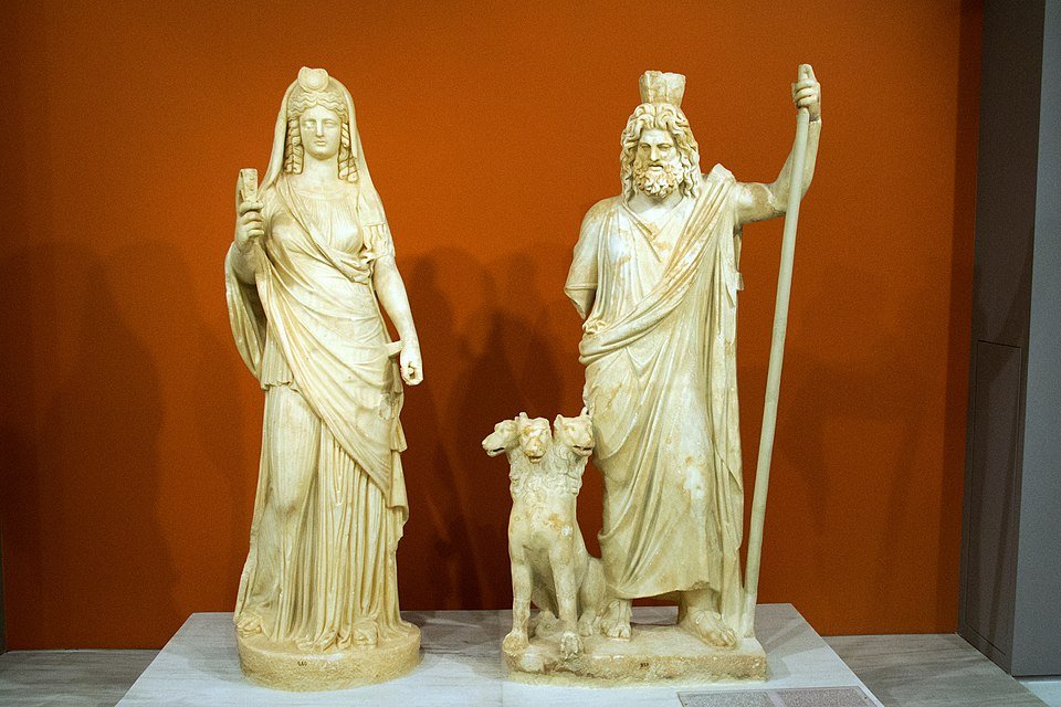 Estatua de Hades, juntamente com sua mulher, persefone. Hades é o patrono do (Chalé 13) Percy Jackson 