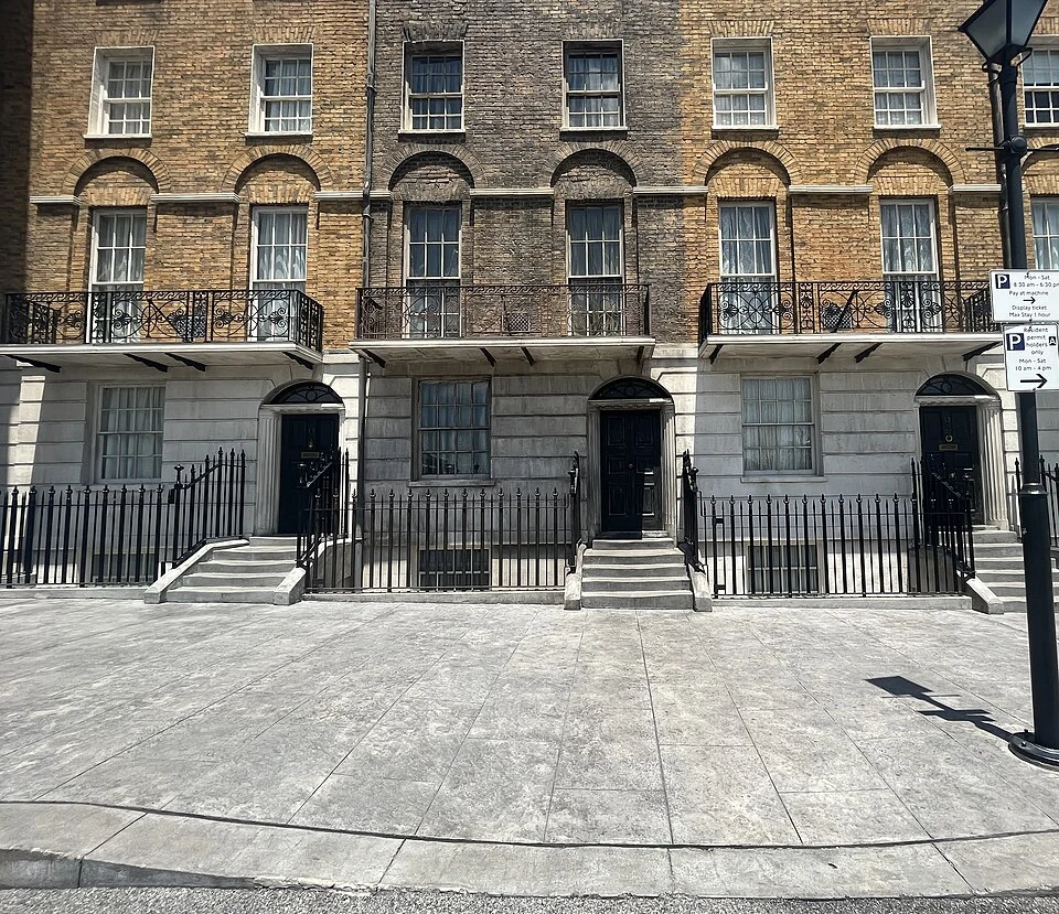 Imagem de alguma estrutura construida para um dos filmes de Harry Potter. Não é uma das casas de Hogwarts